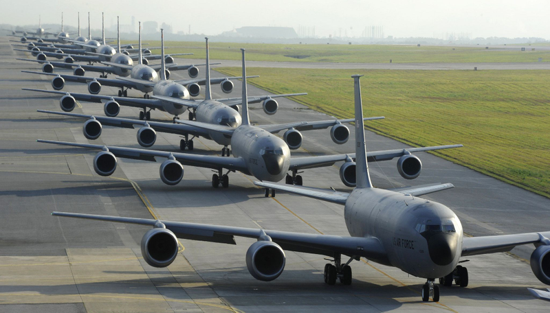 Illustration for article titled Una formación inusual: nueve enormes C-17 Globemaster en pleno vuelo